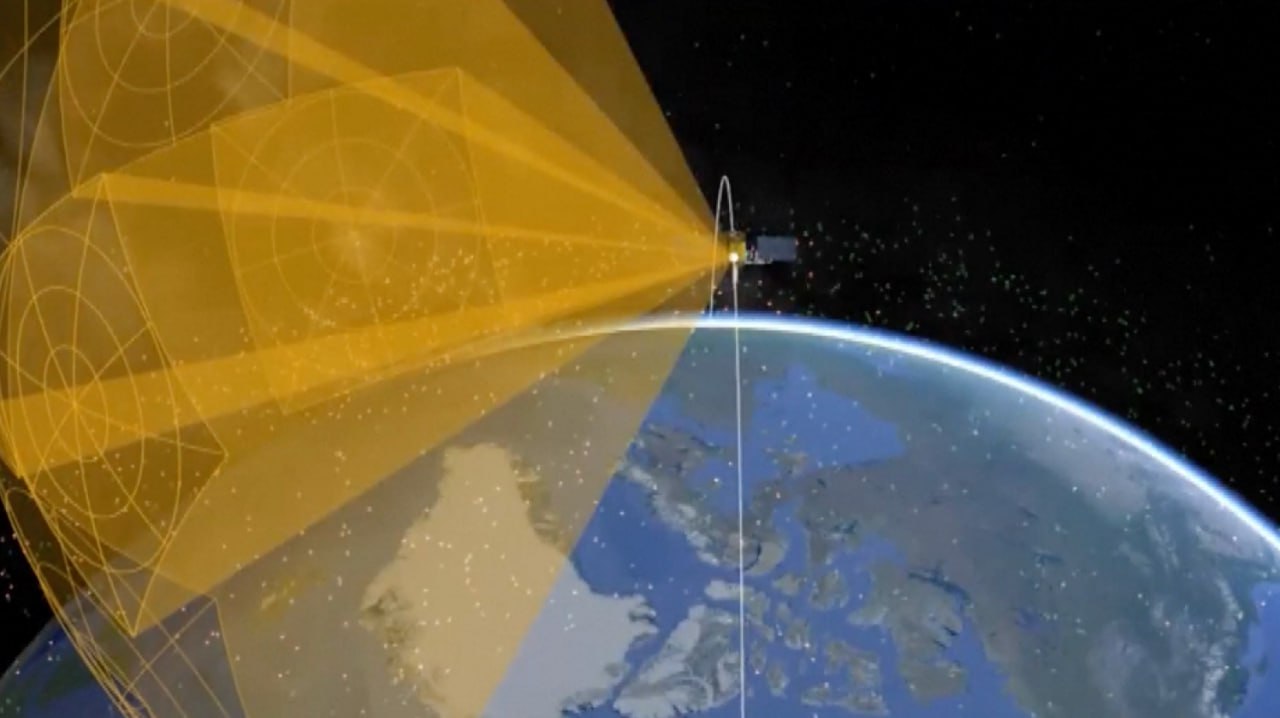 Китай запустит спутниковую сеть для управления космическим движением Глобальную сеть мониторинга на околоземной орбите обеспечит группировка космического ситуационного сопровождения нового поколения EYESAT из 156 спутников Их запуск запланирован на 2026 год Система будет отслеживать идентифицировать и каталогизировать спутники а также осуществлять мониторинг космического мусора Анализируя данные об орбите и прогнозируя риски столкновений она будет передавать точную информацию для управления движением в космосе Для этого спутники EYESAT будут оснащены разными типами камер включая широкоугольные инфракрасные и многоспектральные устройствами электромагнитного мониторинга вычислительными блоками и интеллектуальным ПО для обработки данных Китайская Панорама
