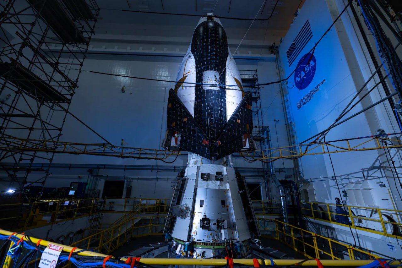Плохие новости для всех кто хотел увидеть полет космоплана Dream Chaser NASA фактически аннулировало контракт со Sierra Space по которому ей гарантировалось семь миссий к МКС Теперь первый полет Dream Chaser заявлен на конец 2026 года т е читай не ранее 2027 года и это будет одиночный полет на орбиту Если он пройдет хорошо то NASA может заказать какие то миссии к МКС А может и не заказать ибо никаких формальных обязательств больше нет Что именно творится с космопланом не особо понятно По слухам в NASA не хотят сертифицировать его двигательную установку ибо очень боятся повторения ситуации со Starliner А поскольку в наличии имеются вполне надежные Dragon и Cygnus то как говорится зачем вообще что то менять Плюс до заявленной даты вывода МКС из эксплуатации 2030 й осталось всего ничего В этой ситуации нельзя исключать что Dream Chaser в принципе не успеет добраться до станции что конечно жаль все же хотелось бы увидеть возвращение космопланов пускай и в форме корабля снабжения