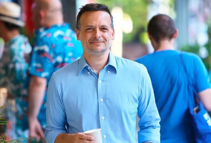 «Не вам нас учить»: мэр Афин резко ответил израильскому послу.  Мэр греческой столицы Харис Дукас публично осадил посла Израиля Ноама Каца, который потребовал стереть надписи на улицах Афин, задевающие чувства израильских туристов.    В ответ Дукас заявил:  «Мы не принимаем уроки демократии от тех, кто убивает безоружных гражданских лиц и детей, стоящих в очереди за продовольственной помощью. От тех, кто ежедневно обрекает на смерть десятки людей в Газе — бомбами, голодом и жаждой».   Dagestan today