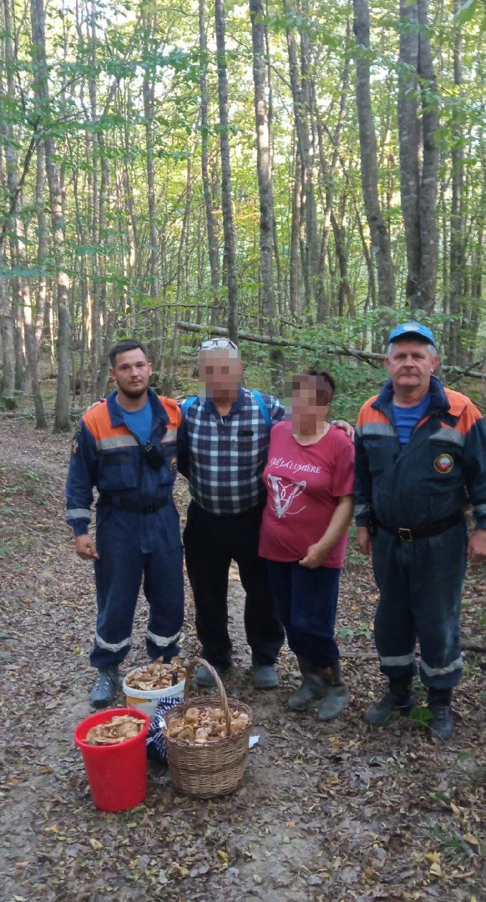 Спасатели вывели из леса грибников     Двое грибников заблудились в горно-лесистой местности Мостовского района, в окрестностях поселка Перевалка.    Осознав свое положение, грибники позвонили по номеру 112 и немедленно к ним на помощь отправилась дежурная смена Псебайского АСО.       Спасатели обследовали заданный район поиска и до наступления темноты обнаружили заблудившихся грибников.       К счастью, опыт спасателей и своевременное обращение за помощью привели к счастливому завершению этой истории. Пострадавшим медицинская помощь не понадобилась и грибов набрали три ведра!     Всего с конца сентября, как начался грибной сезон, спасатели Псебайского отряда вывели с гоно-лесистой местности 9 заблудившихся грибников.