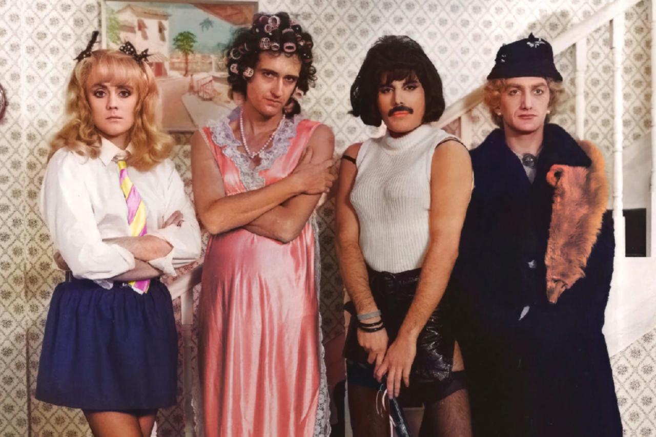 Москвича оштрафовали за пропаганду ЛГБТ из за фотографии группы Queen Как сообщила Вёрстка Московский горородской суд утвердил назначенный 22 летнему Давиду Гевондяну штраф по административной статье о пропаганде ЛГБТ Протокол составили из за фотографии со съёмок клипа I Want To Break Free группы Queen где музыканты переодеты в женскую одежду Гевондян опубликовал её в соцсети ВКонтакте Размещение на сайте фотографии участников группы Queen переодетых в женскую одежду не имеет под собой какой либо музыкальной подоплеки с учетом общего смысла распространяемой Гевондяном Д М информации указал суд Суд расценил действия Гевондяна как пропаганда так как они дают положительную оценку обоснования нетрадиционных сексуальных отношений характеризующихся как естественные а также искажают представление об отношениях между мужчиной и женщиной разрушая семейные ценности В марте суд первой инстанции назначил Гевондяну два штрафа по 100 тысяч рублей каждый один за пропаганду экстремизма из за картинки на которой согласно протоколу был флаг Украинской повстанческой армии а второй за пропаганду ЛГБТ Какое именно изображение стало поводом для преследования стало известно лишь из апелляционного постановления Мосгорсуда В конце 2018 года в российский кинопрокат вышел байопик о Фредди Меркьюри Богемская рапсодия Тогда из фильма не стали вырезать сцены с однополыми отношениями Задонатить через бота Patreon