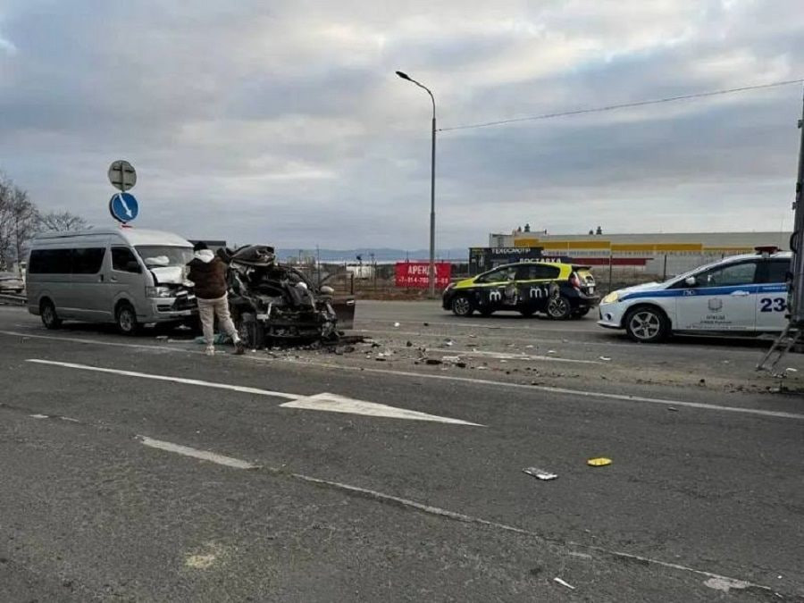 Массовое ДТП в Приморье женщина водитель изувеченной легковушки жива но в больнице Только один человек по информации дорожной полиции пострадал в жёстком ДТП в районе поворота Соловей Ключ формально в районе 726 го км автодороги А 370 Уссури вечером в четверг Столкнулись микроавтобус грузовик и легковушки в больницу с тяжёлыми травмами доставлена 50 летняя женщина водитель не подлежащей восстановлению легковушки ПОДРОБНЕЕ НА PRIMPRESS PRIMPRESS в MAX ДЗЕН ЧАТ БОТ