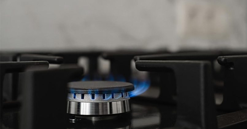 В первой половине 2025 года цены на природный газ для домашних хозяйств в Европейском союзе снизились в среднем на 8 1 с 12 44 до 11 43 евро за 100 кВт ч Однако Эстония выделилась противоположной тенденцией страна показала самый высокий рост тарифов в ЕС на 23 9 по сравнению с аналогичным периодом прошлого года Согласно данным Евростат схожая динамика отмечена лишь в Болгарии 23 6 и Швеции 20 9 При этом в большинстве стран Европы газ наоборот подешевел наиболее заметно в Словении 12 7 Австрии 11 5 и Чехии 10 9 Средняя цена газа в ЕС составила 11 43 евро за 100 кВт ч Самые высокие тарифы зафиксированы в Швеции 21 30 евро Нидерландах 16 17 и Дании 13 06 а самые низкие в Венгрии 3 07 Хорватии 4 61 и Румынии 5 59 евро В Эстонии цена составила 9 36 евро за 100 кВт ч в Латвии 10 79 а в Литве 8 54 евро