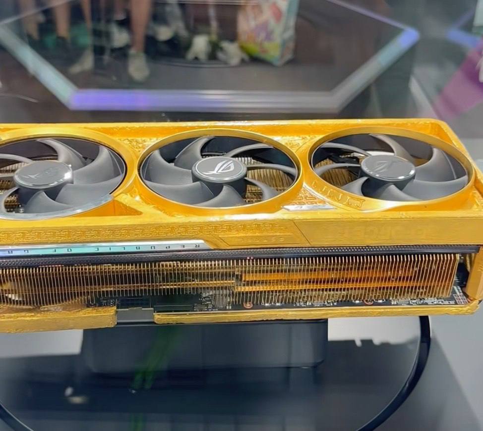 ASUS представила самую дорогую видеокарту в истории — RTX 5090 ROG Astral Gold Edition стоимостью более 500 тысяч долларов Корпус устройства изготовлен из 5 килограммов чистого золота, а радиатор — из позолоченной меди. Модель носит статус коллекционной и выпущена ограниченным тиражом.
