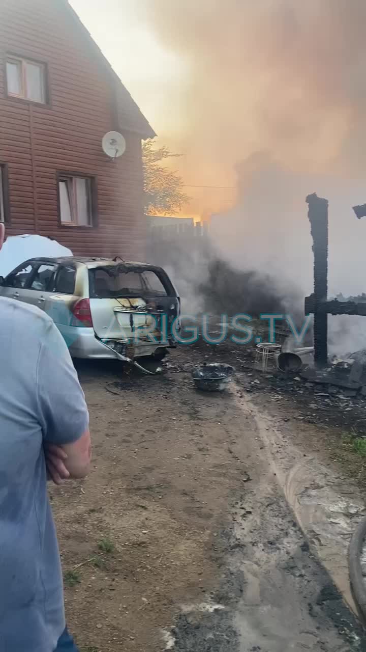 Пожар в Улан-Удэ: автомобиль и сарай сгорели, двое мужчин получили ожоги