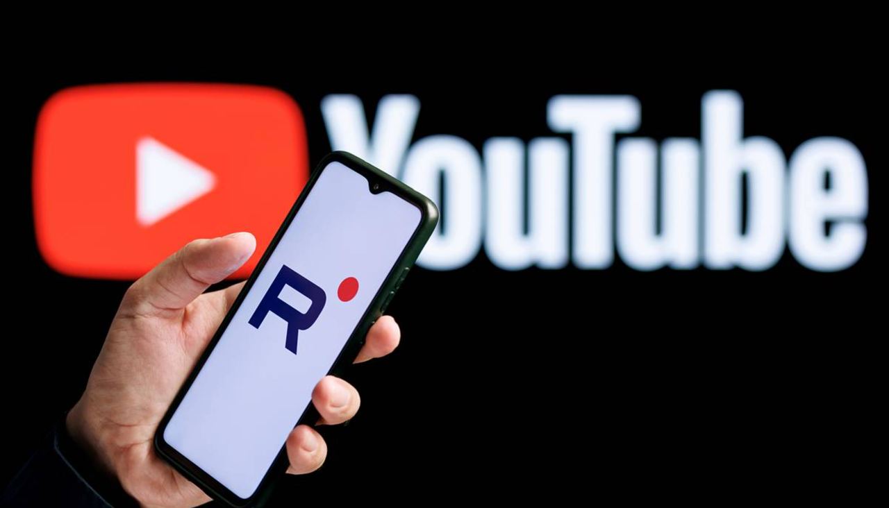 Российские видеохостинги обвинили Youtube в препятствовании переносу контента. Из-за этого им приходится пользоваться VPN  YouTube стал активно блокировать трафик при переносе роликов на российские платформы, из-за этого они вынуждены использовать зарубежные VPN для скачивания видео, пишет «Коммерсантъ» со ссылкой на источники. Наличие проблемы изданию подтвердили в RuTube.   «Сам сервис блокирует этот процесс с российских и даже зарубежных IP-адресов»,  — рассказал представитель платформы.   Источник «Коммерсанта» в одном из сервисов загрузки онлайн-видео отмечает, что YouTube блокирует всю подозрительную активность. При этом, эксперт сомневается, что YouTube специально ограничивает именно российские сервисы.   «Скорее он стал активнее бороться со скрейпингом видео в целом, так как сторонние компании могут заниматься им для обучения нейросетей»,  — заявил источник.   Rutube запустил функцию переноса контента с YouTube в августе. Площадка заявляла, что обычно процесс переноса видео занимает несколько часов, но в некоторых случаях — от двух до пяти дней. В «VK Видео» такой сервис работает с 2023 года.