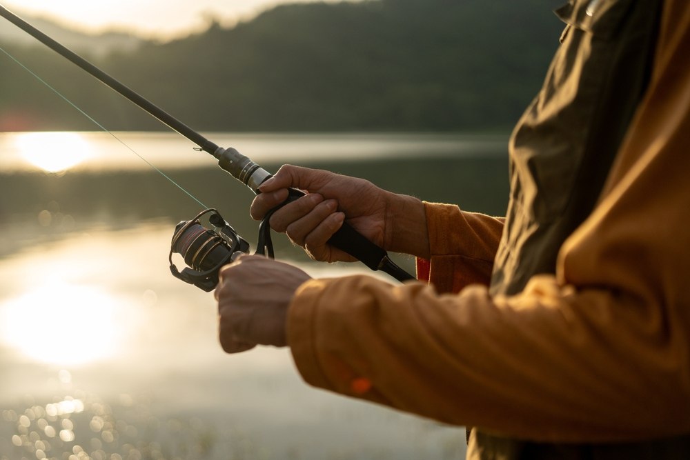 В Казахстане запустили сервис удаленной рыбалки Сервис GoFish позволяет управлять настоящей удочкой в режиме онлайн Пользователи могут выбрать место для рыбалки и подходящую удочку а затем контролировать процесс дистанционно На месте все делает и показывает на камеру ассистент Пока доступно только озеро под Алма Атой но в будущем обещают добавить озеро Комо в Италии регион фьордов в Норвегии океанское побережье в Мексике и другие локации Фото GBJSTOCK Shutterstock