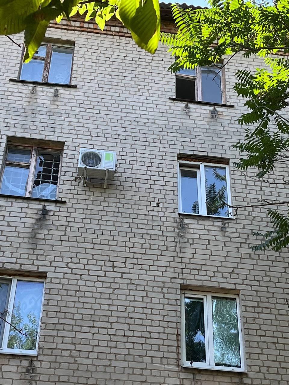 Из-за агрессии киевского режима за минувшие сутки пострадали два мирных жителя Херсонской области, заявил Владимир Сальдо Губернатор региона сообщил, что в Новотроицком в результате сбросов с вражеских БпЛА получил ранение и был госпитализирован ребенок 2023 года рождения, а в селе Старая Збурьевка ранена женщина 1961 года рождения. "В Раденске сгорели два дома и хозяйственные постройки, повреждены автомобиль и жилое здание. В Алешках повреждены остекление и фасад центральной районной больницы", — отметил Владимир Сальдо. ПОДПИСАТЬСЯ НА ТАВРИЮ