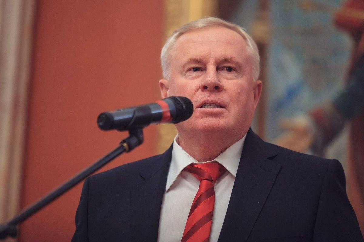 Старооскольский бизнесмен Карл Лоор связанный с махинациями с землей и водоснабжением в Старом Осколе задержан силовиками и взят под стражу об этом пишет Открытый Белгород На имущество Лоора наложен арест Бизнесмен является председателем совета директоров АО СЗ КМАпроектжилстрой и учредителем нескольких компаний а также владеет дворцом спорта гостиницей и торговыми центрами Подписывайся на okoskol   Прислать новость за вознаграждение