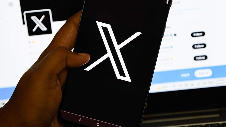 Обыски проводят во французском офисе соцсети X прокуратура Парижа Следственные мероприятия осуществляет подразделение прокуратуры по борьбе с киберпреступностью Обыски проходят в рамках расследования начатого в январе 2025 года К работе привлечен Европол Прокуратура также заявила что покидает социальную сеть X и с этого момента будет общаться в LinkedIn и Instagram принадлежит запрещенной в РФ компании Meta jkinvest news jkinvest