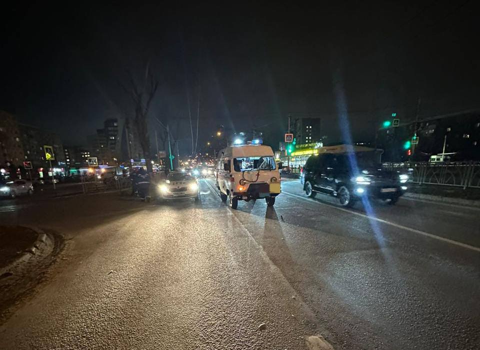 В Ставрополе пешеход попал под колеса скорой.  ДТП произошло на улице Доваторцев. 24-летний пешеход переходил дорогу по зебре на зеленый свет. За рулём кареты скорой помощи был 35-летний житель Шпаковского округа. За два года он 1 раз нарушал ПДД, сообщили в ставропольской ГАИ.  Скорая перевозила пациента. Пешеход с травмой головы попал в больницу.