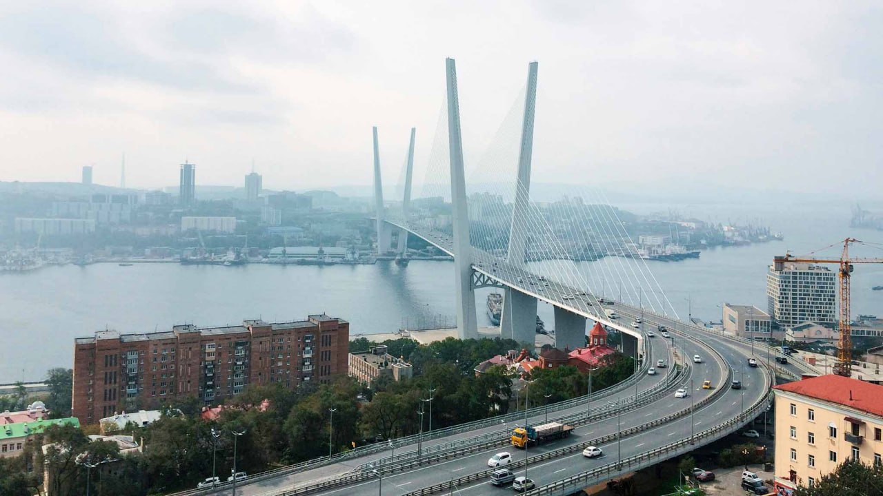 Владивосток от Москвы далеко, поэтому с опозданием: сразу 4 района Приморья введут туристический налог.  «С 1 января 2025 года планируют ввести следующие муниципалитеты Приморского края: Владивостокский городской округ, Хасанский муниципальный округ, Находкинский городской округ, Уссурийский городской округ, которые испытывают нагрузку на существующую инфраструктуру от стремительно увеличивающегося туристического потока», - рассказала министр туризма региона Наталья Набойченко.  Жаль, что депутат Виталий Наливкин не оценит это нововведение.