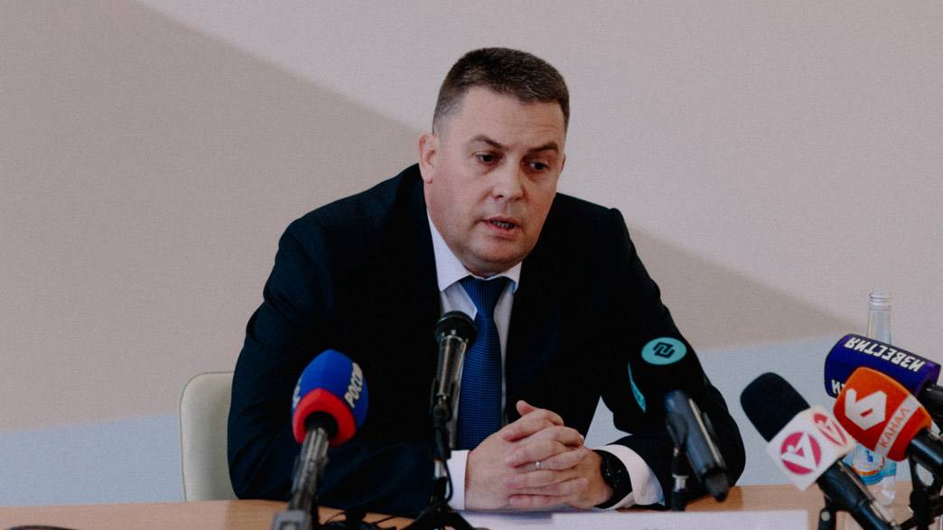 Несколько источников Зебра ТВ во властных структурах и предпринимательском сообществе Владимирской области сообщили о задержании главы города Владимира Дмитрия Наумова По сведениям редакции его скорее всего подозревают в связях с членами задержанной ранее преступной группировки известной как кладбищенская мафия Официальных сообщений от силовых и правоохранительных органов по задержанию Наумова не поступало В пресс службе администрации города Владимира на вопрос Зебра ТВ ответили Официальных комментариев пока не предоставляются по данному вопросу