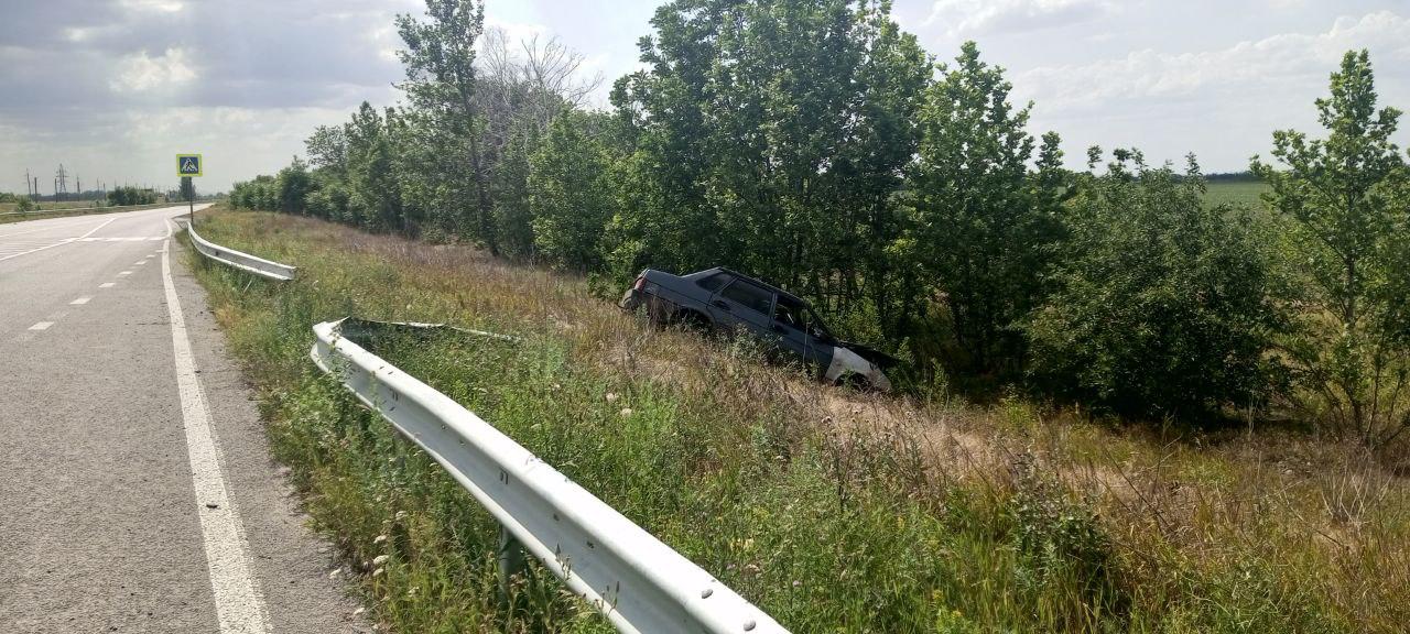На трассе Мелитополь - Каховка легковой автомобиль попал в ДТП    У поворота на Кирпичное водитель вероятнее всего не справился с управлением, пробил ограждение и вылетел с трассы.