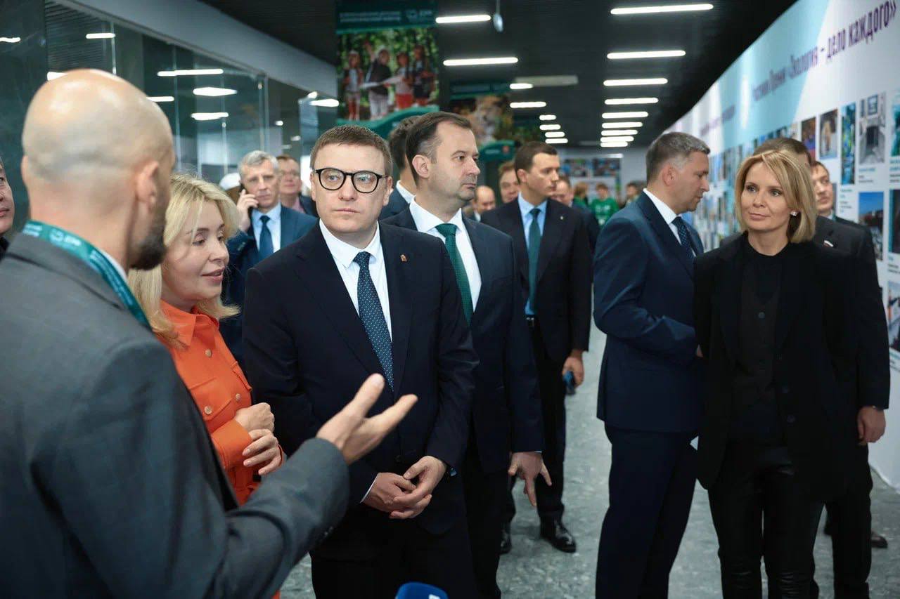 Главу Южного Урала признали лучшим губернатором в сфере экологии Губернатор Челябинской области Алексей Текслер удостоен национальной экологической премии Он и мэр Москвы Сергей Собянин стали первыми лауреатами в номинации Губернатор эколог года по версии журнала посвященного экологии Как сообщает издание ТАСС со ссылкой на главного редактора экологического журнала кандидатуры были выдвинуты председателем комитета Госдумы по экологии Дмитрием Кобылкиным Алексею Текслеру присвоено звание Губернатор эколог года за успешное исполнение федерального проекта Чистый воздух и проведение всероссийского Детского экологического форума Экспертная комиссия отметила что работа по проекту Чистый воздух в Челябинске находится на личном контроле губернатора Благодаря принимаемым мерам за пять лет количество вредных выбросов в атмосферу города удалось снизить на 43 что является одним из лучших показателей в стране Также была отмечена роль Алексея Текслера в организации масштабного Детского экологического форума который в 2025 году собрал в Челябинске более 3 5 тысяч участников из 51 региона России Дополним звание присуждается впервые за всю историю премии существующей с 2012 года eugenejut