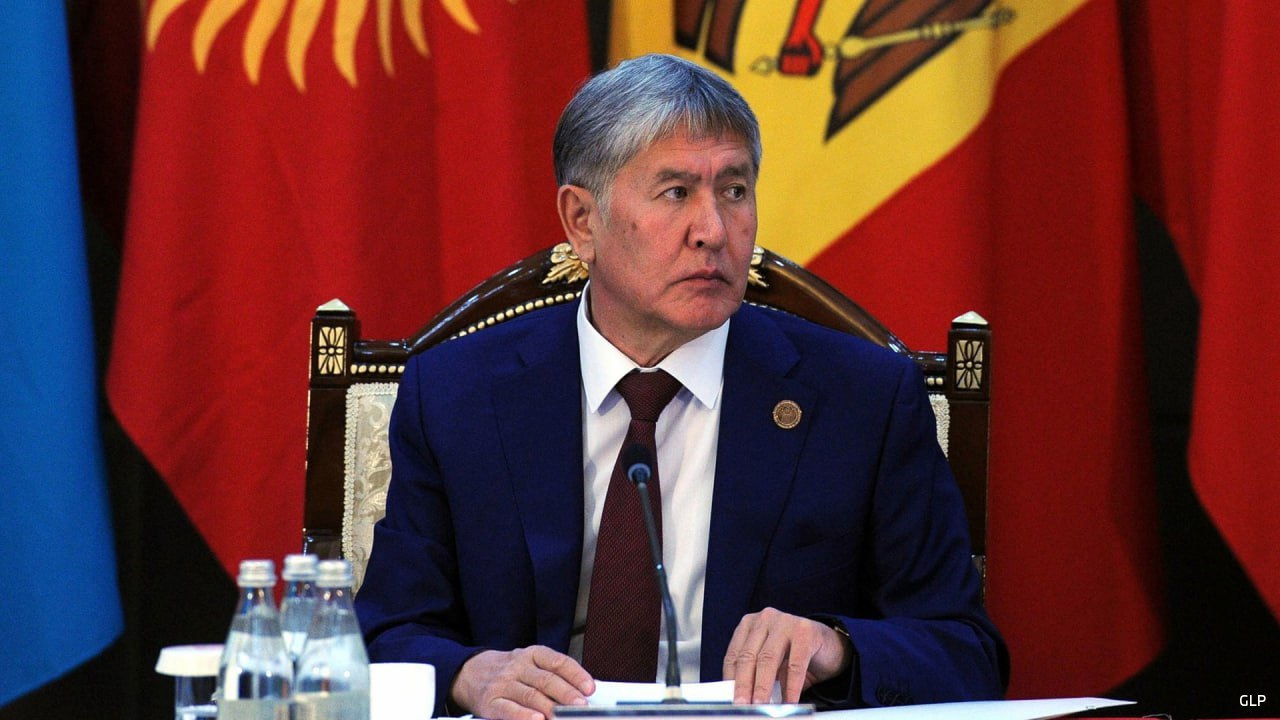 Суд в Киргизии заочно приговорил экс-президента республики Алмазбека Атамбаева к 11,5 годам лишения свободы, передают информагентства. Атамбаева признали виновным в незаконном получении земельных участков в селе Кой-Таш Чуйской области, а также в коррупции при проведении модернизации ТЭЦ Бишкека и организации массовых беспорядков 7-8 августа в селе Кой-Таш. Экс-президента также приговорили к конфискации имущества и лишили всех госнаград.
