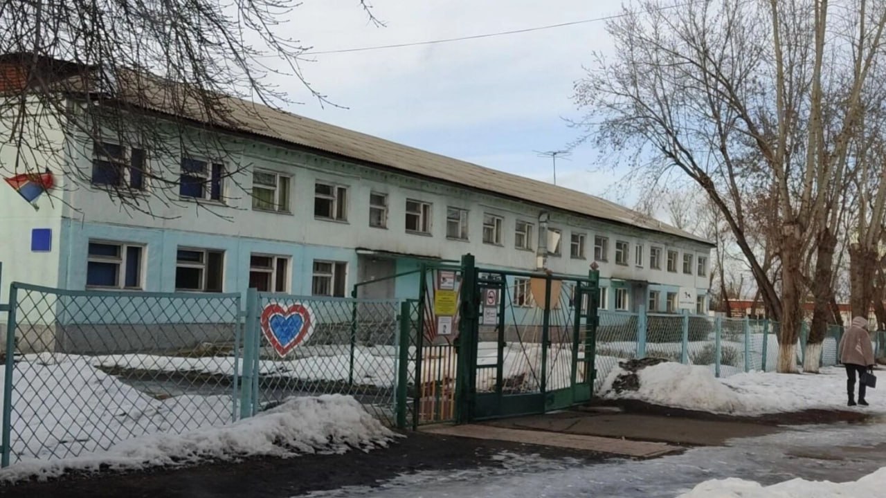 В Красноярске приватизировали детсад и сдавали мэрии в аренду за 700 тысяч в месяц Суд его изъял Как сообщили в прокуратуре еще в 1993 году краевой комитет по управлению госимуществом включил детсад в Зеленой Роще на Джамбульской 13 в собственность Коркинского завода крупнопанельного домостроения Затем директор завода передал садик своему сыну В ведомстве указали что завод не мог использовать садик по целевому назначению а значит его отчуждение являлось незаконным Сначала муниципалитет безвозмездно пользовался зданием 14 лет а затем заключил договор аренды за ежемесячную плату в 700 тысяч рублей из бюджета города Прокуратура потребовала признать приватизацию незаконной и вернуть садик Суд первой инстанции отказал из за срока исковой давности но вышестоящий суд постановил изъять объект и передать его городу В ведомстве указывают что решается вопрос о взыскании в бюджет неосновательного обогащения 97 миллионов рублей prmira news