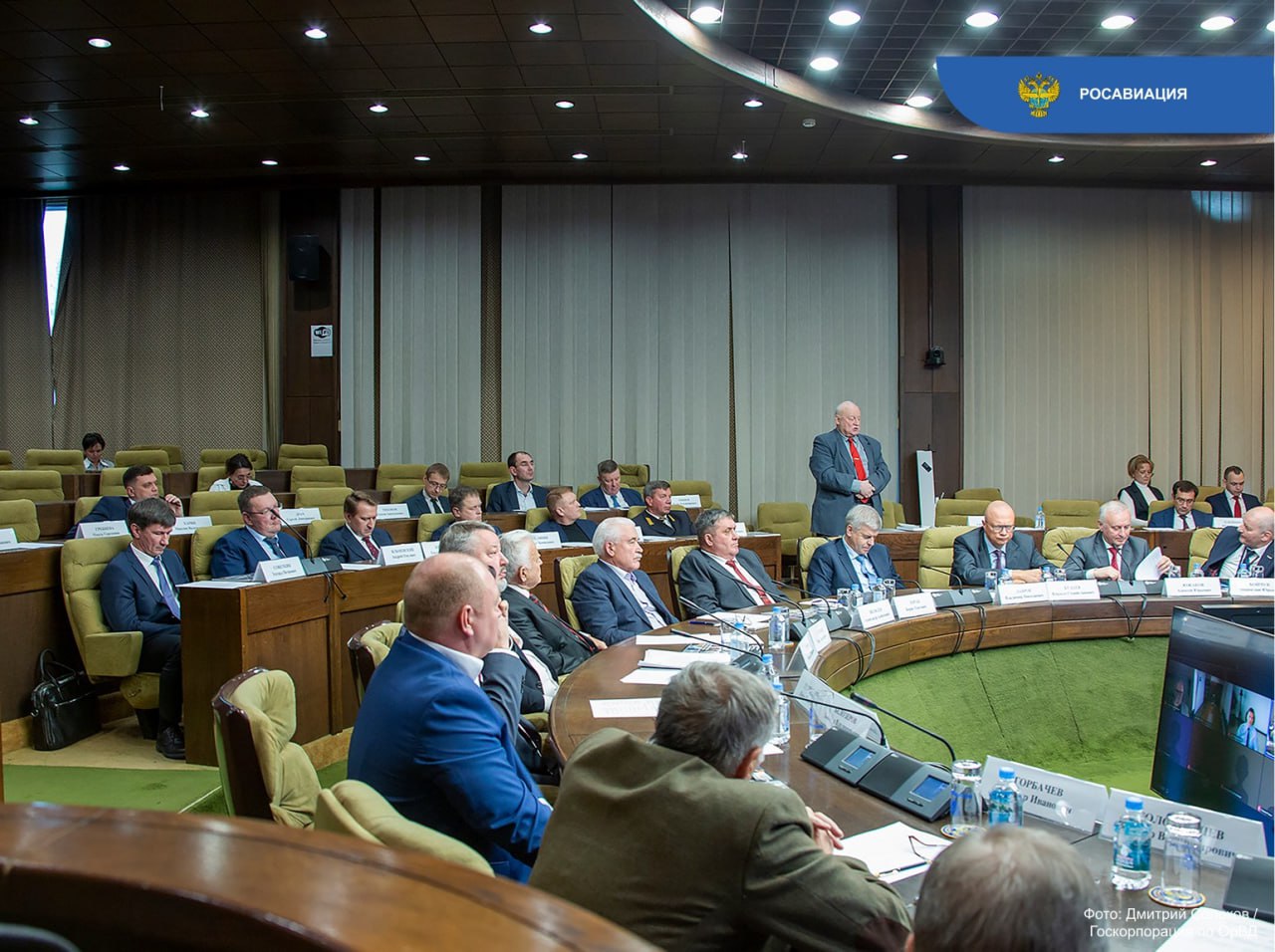 Самолёт Байкал планируется сертифицировать в конце 2026 года В ходе обсуждения с представителями общественности на площадке Росавиации заместитель министра транспорта РФ Владимира Потешкина сообщил что получение сертификата типа для ЛМС 901 ожидается в декабре следующего года Однако до сертификации и начала пассажирских перевозок самолёт сначала будет эксплуатироваться на авиационных работах для выявления особенностей аппарата в деле и возможного внесения конструктивных улучшений Прежде чем выйти на перевозку пассажиров желательно чтобы машины налетали 100 тыс безаварийных часов Когда этот объём будет выполнен и самолёт будет готов к эксплуатации на пассажирских линиях уверен найдутся авиакомпании которые приобретут эти воздушные суда для перевозок пассажиров уточнил Потешкин Минтранс РФ Постфактум Минтранс Байкал Онлайн проект eMAKS aviasalonmaks