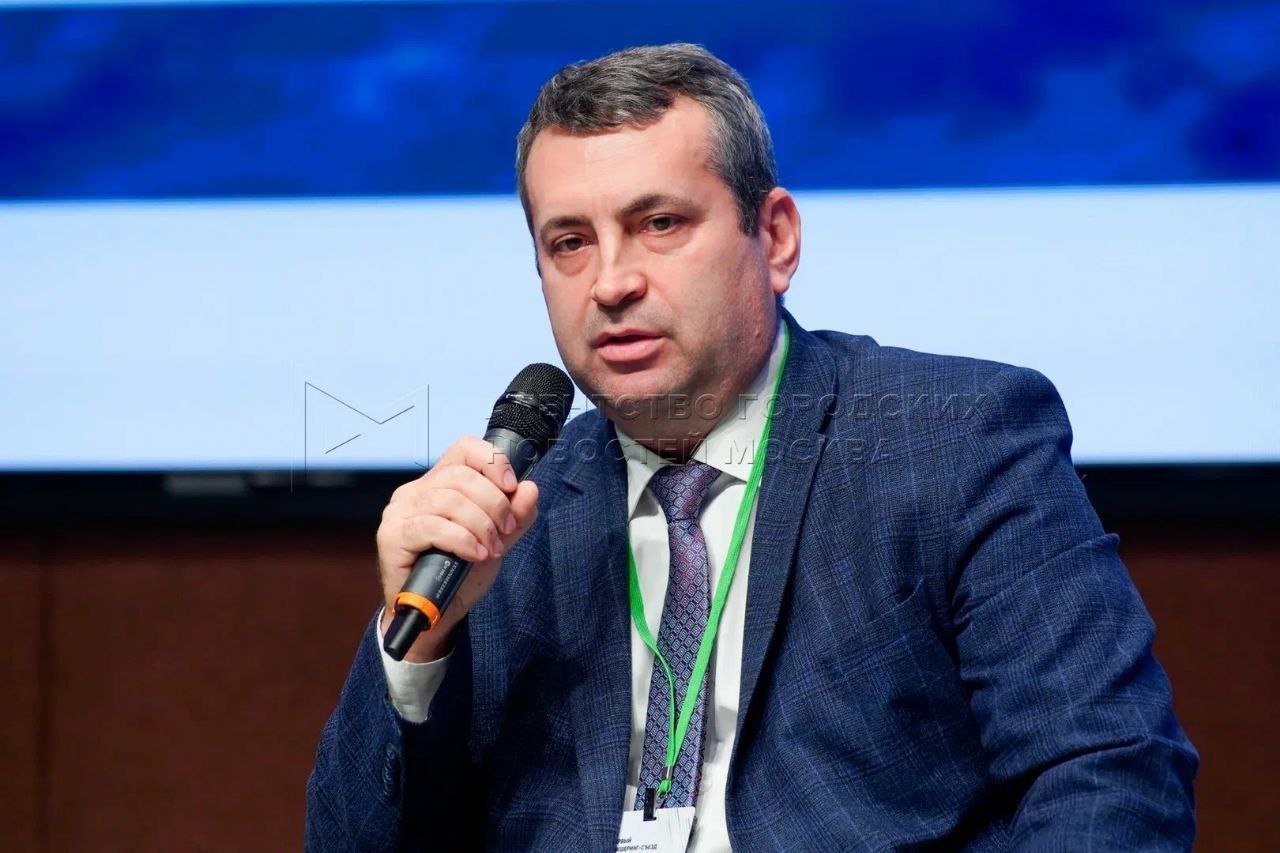 Мещанский суд Москвы еще на 3 месяца продлил срок ареста замдиректора департамента госполитики в области автомобильного и городского пассажирского транспорта Минтранса России Владимира Луговенко по делу об ограничении конкуренции и превышении должностными полномочиями сообщает ТАСС При этом суд отказал обвиняемому и его защитнику в их просьбе об избрании для Луговенко более мягкой меры пресечения не связанной с содержанием под стражей домашний арест или запрет определенных действий Мещанский районный суд отправил бывшего чиновника в СИЗО 7 мая этого года PROtransport