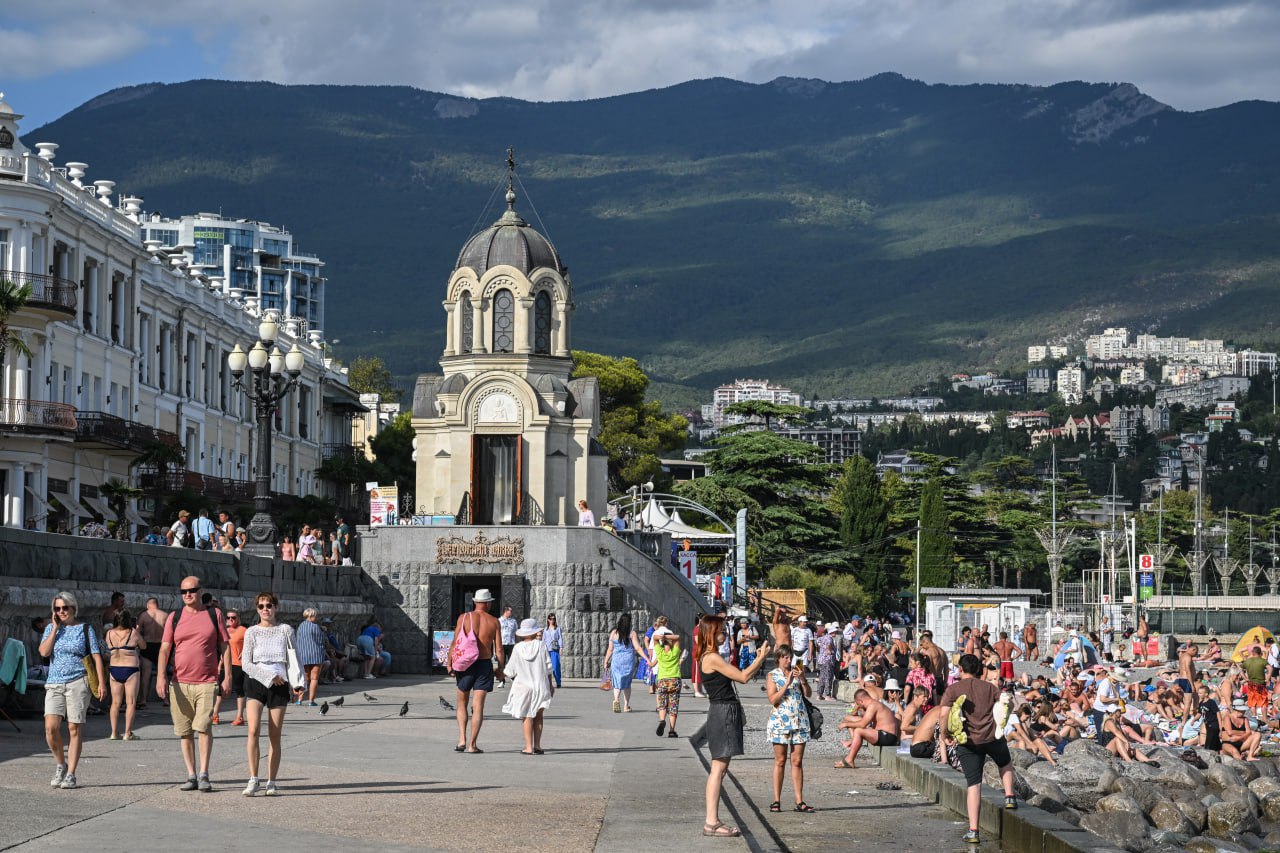 Крым по итогам 2025 года подтвердил свой статус одного из ведущих курортных направлений России войдя в пятерку самых популярных регионов для отдыха Устойчивый рост потока гостей является ключевым показателем этого успеха За прошедший год республика приняла 6 9 млн туристов что на 15 превысило результат предыдущего сезона Основной транспортной артерией по прежнему остается Крымский мост при этом в новогодний период почти 20 гостей воспользовались маршрутом через исторические регионы Динамика за прошедшие праздничные дни оказалась особенно наглядной Крым посетили около 300 тысяч человек что более чем на треть выше показателей 2024 года Свыше половины всех гостей выбирают Крым с оздоровительной целью чему способствует работа 91 круглогодичного санатория Развитие инфраструктуры продолжается открываются новые объекты показа такие как Ялтинский океанариум и Музей современной военной истории в Евпатории а также модернизируются существующие средства размещения Экономическая эффективность отрасли демонстрирует уверенный рост поступления в бюджет от туризма удвоились по сравнению с позапрошлым годом Достигнутые результаты создают прочную основу для дальнейшего развития Наступивший 2026 год объявленный в республике Годом гостеприимства откроет новые перспективы для крымского туризма Сергей Аксенов   ТГ   ВК   МАКС Предложить пост