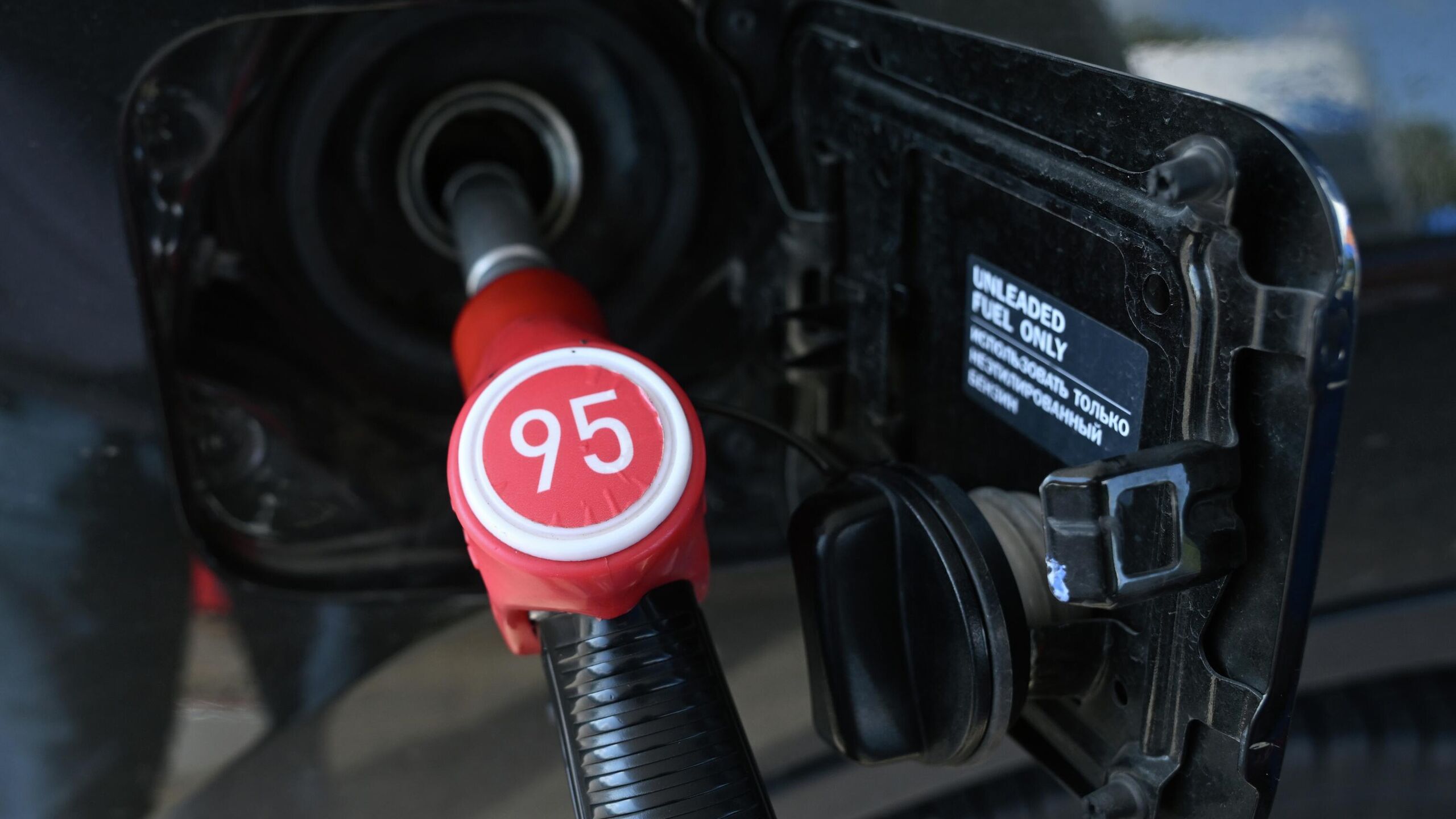 Власти России рассматривают досрочное снятие запрета на экспорт бензина для крупных производителей начиная с 1 февраля сообщил РИА Новости источник в отрасли Правительство и профильные ведомства обсуждают отмену запрета на экспорт по бензину для нефтяников с 1 февраля сказал собеседник агентства На прошлой неделе вице премьер РФ Александр Новак провел совещание посвященное ситуации на рынке топлива В нем приняли участие представители Минэнерго ФНС ФАС Росстата Петербургской биржи Правительство России в конце 2025 года продлило до марта запрет на вывоз бензина за рубеж для всех экспортеров а также эмбарго на экспорт дизельного топлива для непроизводителей трейдеров нефтебаз и организаций с производственной мощностью менее 1 миллиона тонн топлива в год