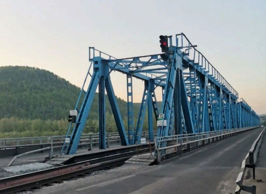 В Междуреченске продлили ремонтные работы на мосту через реку Уса до 31 июля. Проезд осуществляется в регулируемом реверсивном движении по одной стороне. На объекте производится замена конструкции асфальтобетонного покрытия. Вести-Кузбасс