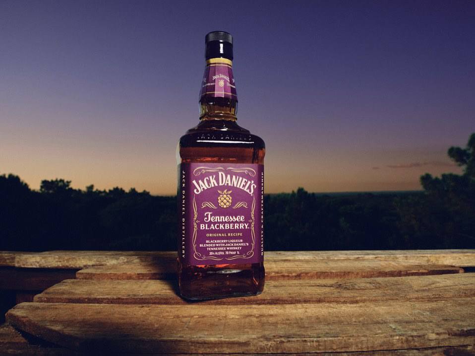 Jack Daniel’s выпустили ежевичный виски.   Это смесь виски и ежевичного ликера собственного производства — вместе они создают мягкий вкус с нотками ежевики, жареных орехов и классического Old No. 7.