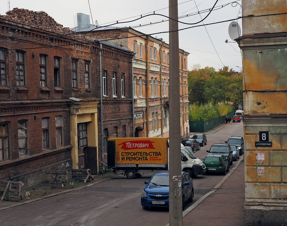 Петрович планирует построить завод сухих смесей в Ленобласти за 1 7 млрд рублей ГК Петрович намерена построить завод сухих строительных смесей во Всеволожском районе Ленинградской области Первоначальные инвестиции в проект составят 1 7 млрд руб Для нового предприятия группа компаний приобрела земельный участок площадью пять гектаров Проект предусматривает выпуск до двух тыс тонн продукции в сутки Сейчас у Петровича есть завод в Колпино мощностью одна тыс тонн в сутки Ввод нового предприятия запланирован на 2029 год С его запуском компания планирует увеличить общий выпуск сухих строительных смесей на двух своих заводах в три раза Фото Майя Жинкина Коммерсантъ kommersant spb