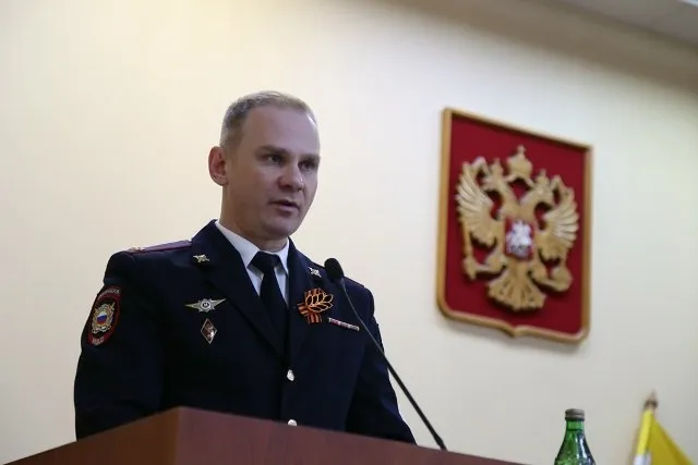 Руководство ГУ МВД представило личному составу нового начальника полиции Челябинска УМВД возглавил подполковник полиции Александр Рябоконь Александр Рябоконь уже с февраля исполнял обязанности главы УМВД и показал хорошие результаты Офицер продолжает дело своего отца Александра Николаевича который отдал службе более 30 лет а недавно стал чемпионом России по армрестлингу и теперь в сборной страны Сестра и жена Александра Рябоконя тоже действующие сотрудницы полиции приводит слова руководителя ГУ МВД генерала лейтенанта полиции Сергея Космачева пресс служба ведомства Подписаться на ЕАН Челябинск в Макс