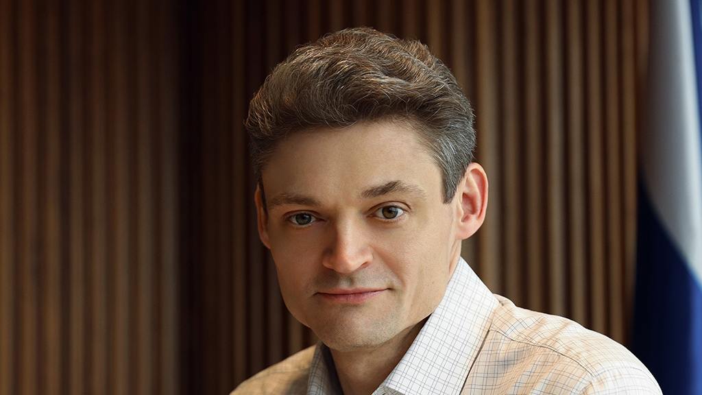 Сбер планирует ввести бонусирование по программе лояльности за любое взаимодействие с банком, а не только за транзакции Об этом в интервью газете «Ведомости» рассказал первый зампред банка Кирилл Царев: Мы все больше приходим к тому, что «Спасибо» нужно начислять не только за транзакции, а в принципе за любые действия: за использование продуктов банка, отзывы на товары и так далее. Наша следующая задача ‒ сделать так, чтобы для клиента наличие бонусов на счете было не менее комфортным, чем наличие денег. В программе лояльности Сбера уже более 94 млн человек. В 2024 г. клиенты списали 186 млрд бонусов на различные покупки ‒ почти на 40% больше, чем годом ранее.