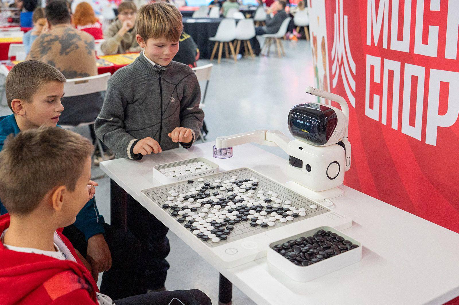 Узнать о современных технологиях и интеллектуальном спорте можно на Второй московской интеллиаде Она пройдет в Международном центре самбо 1 и 2 ноября   Школьники и студенты колледжей сразятся в отборочном этапе чемпионата России по игре Что Где Когда   Для юных спортсменов проведут турниры по шахматам шашкам и го   Желающих ждут мастер классы по спортивно логистическим играм викторины турниры по онлайн играм а еще шоу матч по шахматам между гроссмейстерами Александром Грищуком и Володаром Мурзиным Расписание и регистрация на сайте Вход для болельщиков и гостей свободный