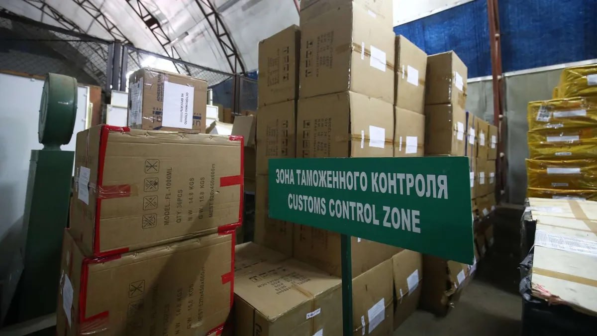Таможенный комитет напомнил об ужесточении правил беспошлинного ввоза с 20 июля С 20 июля в Узбекистане вступают в силу новые требования к использованию лимита на беспошлинный ввоз товаров для личного пользования. Об этом напомнил Таможенный комитет со ссылкой на постановление правительства от 19 апреля. Воспользоваться беспошлинной нормой смогут только те граждане, которые соблюдают минимальный срок пребывания за границей. В частности, при возвращении пешком или на автомобиле нужно находиться за границей не менее двух дней, а при возвращении самолётом — не менее трёх дней. Кроме того, если человек выезжал за границу три и более раз в течение одного месяца, даже при соблюдении сроков, беспошлинный ввоз также не применяется. В случае нарушения этих условий все ввозимые товары считаются превышающими лимит, и с их полной стоимости взимается единый таможенный платеж в размере 30%. Telegram / Facebook / Instagram / LinkedIn