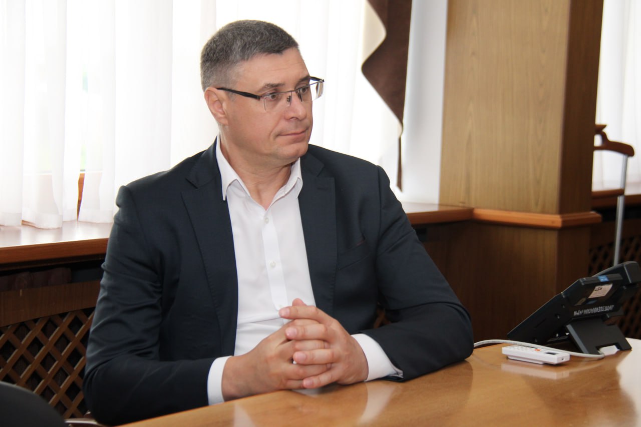 Губернатор Владимирской области Александр Авдеев встретился с командой фестиваля «Кино на службе Отечеству», посетил выставку «Уголь земли Русской» и обсудил вопросы сотрудничества с режиссёром-документалистом Олесей Шигиной Глава региона отметил, что люди всё больше горячо откликаются на тему подвига защитников Отечества, и что мы можем опираться на нашу молодёжь, которую часто пытаются представить потерянным поколением. Ребята испытывают неподдельные эмоции, когда смотрят в лица воинов на портретах и кадрах документальной хроники, знакомятся с их судьбами. Ведь в ряду защитников находятся их отцы, братья и друзья. Глава Фестиваля Олеся Шигина поблагодарила губернатора за поддержку идеи сохранения правдивой летописи современных переломных событий России. Поделилась планами по созданию документального фильма о Владимире, как центре Православной Руси и возрождения русской культуры. «Корневая русская культура долгое время находилась в зажатом состоянии, хотелось бы увидеть тот момент, когда произойдёт её взлёт, – говорит она. – Слишком многое у нас сегодня популяризировано в медиа. Внутренние и внешние враги пытаются наш народ – зрителя, слушателя, читателя – примитивизировать, то есть разрушить. Часто видим наглое бесчинство над нашим традиционным восприятием жизни, нашим пониманием Веры и Любви. Все основы нашей истории подвержены истязанию. И для меня это ад. С этим нужно что-то делать…» Проект реализуется при поддержке Министерства культуры России и Президентского фонда культурных инициатив Искусство и армия – едины! #КиноНаСлужбеОтечеству #ГодЗащитникаОтечества #80летВеликойПобеды #УгольЗемлиРусской #Владимир #ПФКИ #КСВО