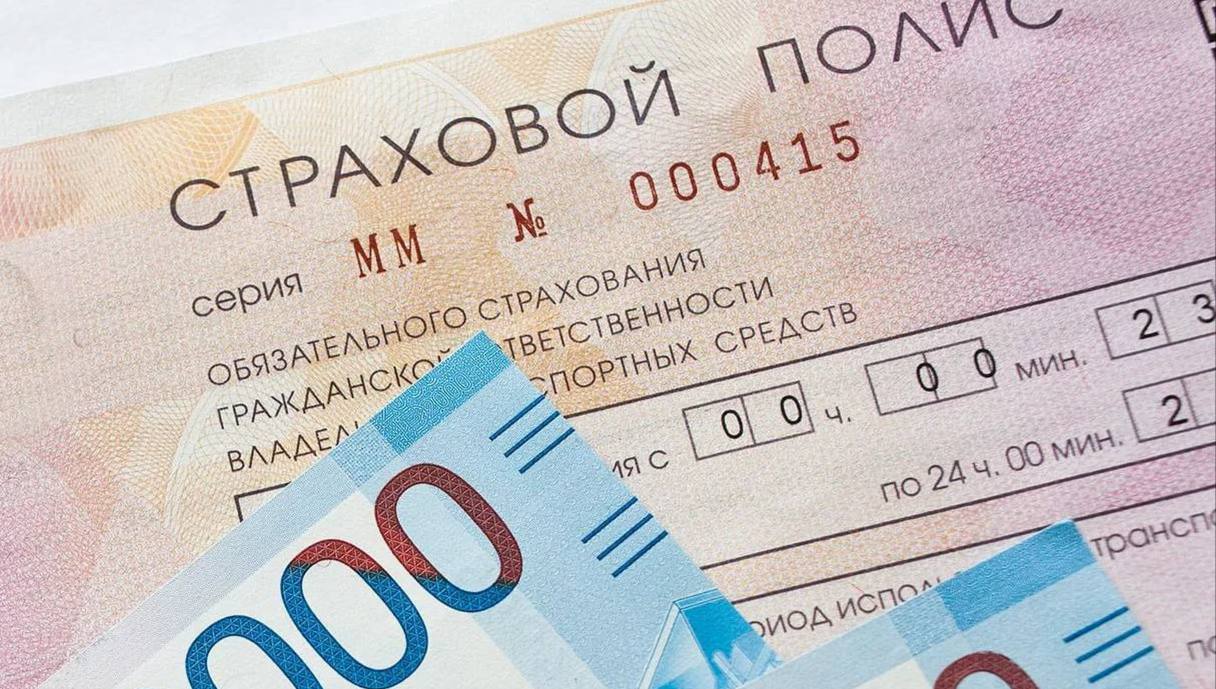 С 2026 года камеры начнут штрафовать за отсутствие полиса ОСАГО С 1 января 2026 года в России камеры начнут автоматически проверять наличие ОСАГО у водителей, сообщил президент РСА Евгений Уфимцев. С 1 июля 2025 года, через «Госуслуги» начнёт работать система уведомлений — без штрафов, только с предупреждениями. Также Уфимцев отметил, что с 2026 года компенсации по жизни и здоровью могут вырасти с 500 тыс. до 2 млн рублей. Это приведёт к подорожанию полиса примерно на 20%.