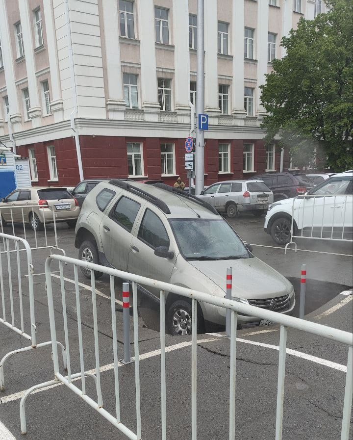 По данным филиала Сибирской генерирующей компании, в ходе опрессовки сетей 13 мая выявлено повреждение магистрали между корпусом «Л» АлтГУ по адресу проспект Ленина, 61 и Площадью Советов. В результате повреждения образовалась промоина и просадка асфальта под припаркованным автомобилем вблизи поста охраны. Место провала огорожено, автомобиль эвакуировали. После этого коммунальные службы проведут оценку повреждений и приступят к устранению порыва.