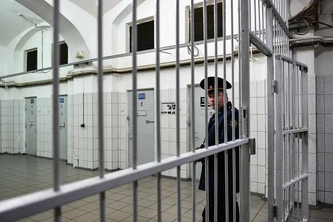 Теперь ФСБ официально разрешили создавать собственные СИЗО и напрямую управлять ими. Соответствующий закон уже подписал Путин. С 1 января 2026 года часть СИЗО передадут ФСБ, там будут содержаться обвиняемые по делам спецслужбы, а сами сотрудники ФСБ займутся охраной, этапированием и медицинским обслуживанием заключённых. Эти изменения объясняют ростом числа дел о госизмене и шпионаже — подозреваемых хотят изолировать от других и усилить контроль.