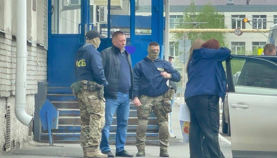 ФСБ пришла в «Курганавтодор»: задержан глава госструктуры Сотрудники УФСБ нагрянули с обысками в «Курганавтодор», а после задержали её руководителя Сергея Гонцова. Причины задержания пока не раскрываются. Подписаться Прислать новость