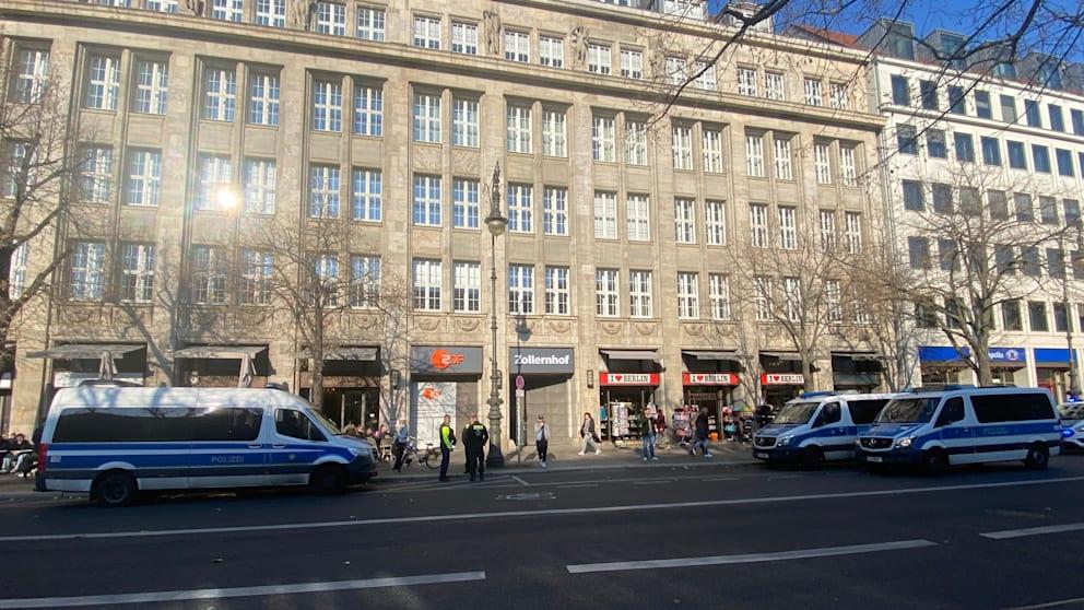 В Берлине пропалестинские активисты ворвались в здание телеканала ZDF Группа пропалестинских активистов заняла здание столичного бюро немецкого телеканала ZDF в Берлине Как сообщает газета Berliner Zeitung со ссылкой на полицию участники акции проникли в здание на улице Унтер ден Линден и отказывались покинуть помещение несмотря на требования охраны По данным издания Focus демонстранты пронесли в фойе звуковую установку из которой раздавались звуки детского плача Спустя несколько минут полицейским удалось вывести активистов из здания однако записи со звуками продолжали играть еще некоторое время В полиции уточнили что точное число участников пока не установлено но всем им грозит административное расследование Представители ZDF подтвердили инцидент и заявили что безопасность сотрудников была восстановлена а вещание не прерывалось Эта акция стала частью антиизраильских протестов которые проходят в Берлине в последние недели Правоохранители усилили охрану зданий федеральных СМИ и еврейских организаций BILD Russian