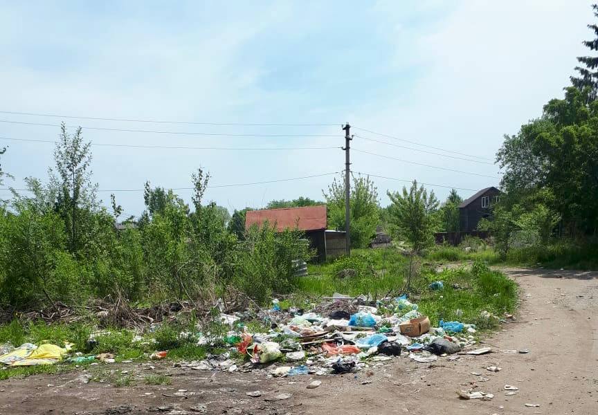 Прокуратура добилась ликвидации несанкционированной свалки в районе имени Лазо В ходе проверки прокуратура района имени Лазо выявила несанкционированную свалку твердых коммунальных отходов вблизи жилого дома по улице Ленина в поселке Переяславка. Несмотря на то, что земельный участок находился под управлением местной администрации, необходимые меры по его очистке не принимались. После внесения прокурорского представления главе городского поселения свалка была ликвидирована. Надзорный орган продолжает контролировать ситуацию в сфере соблюдения экологического законодательства. Фото: Прокуратура Хабаровского края AmurMedia Прислать новость