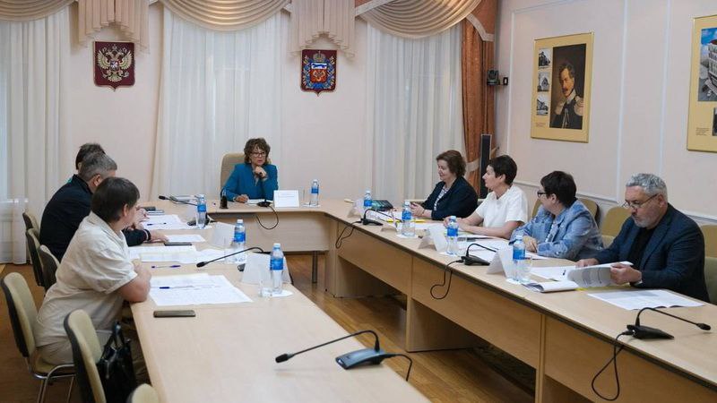 23 будущих земских работника культуры в Оренбуржье получат по 1 млн рублей  В Оренбуржье подвели итоги основного этапа отбора по программе «Земский работник культуры». В минкульте региона специальная комиссия определила кандидатов, которые имеют право получить единовременную выплату в размере 1 млн руб. Отбор прошли 23 человека. К своим обязанностям они приступят в сентябре.  По словам министра культуры региона Евгении Шевченко, по федеральной программе «Земский работник культуры» в Оренбуржье предусмотрена квота для 27 человек. Поэтому осенью планируется объявить дополнительный набор специалистов.  Программа «Земский работник культуры» рассчитана на тех, кто готов переехать в сёла, посёлки городского типа и малые города с населением до 50 тысяч человек. Ее главная цель – привлечь профессиональные кадры в сельские учреждения культуры. В Оренбургской области на рассмотрение комиссии поступили 32 заявки от соискателей. Специалисты претендовали на 24 вакантные должности в 15 муниципальных образованиях Оренбуржья. Из них 7 человек являются недавними выпускниками региональных учебных заведений сферы культуры и искусств. Со всеми кандидатами, прошедшими отбор, будет заключен договор, согласно которому они будут обязаны отработать в выбранном учреждении культуры не менее 5 лет.