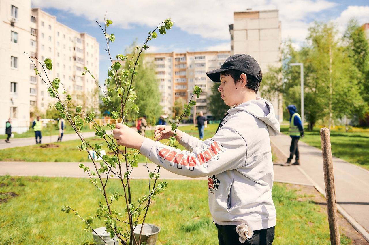 Тобольск вошел в число российских городов-лидеров по уровню качества жизни Индекса ВЭБ.РФ. Всего в нем участвует 250 городов, независимые эксперты оценивают их по 317 критериям жилищные условия, доход граждан и занятость; здравоохранение, образование,  благоустройство и развитие территорий, экология, безопасность и другие .  Наш город показал значительный прогресс по нескольким ключевым направлениям. Особенно заметен рост природно-экологических условий – с 48 до почти 62 баллов. Тобольск - город для комфортной жизни с качественной инфраструктурой.   ⏺Успехи в цифрах - Экология: 50% горожан положительно оценивают работу по сохранению экологии и окружающей среды.  - Участие в экологических инициативах: 12,4% респондентов участвуют в программах по защите окружающей среды. Молодцы, тоболяки!    ⏺Кроме того, Тобольск вошел в топ-20 ESG-Индекса городов и регионов, представленного ВЭБ.РФ и Сбером. Тобольск вместе с компанией СИБУР несколько лет реализует программы развития городской инфраструктуры. Сначала это была программа «Тобольск–2020», а затем – «Тобольск настоящий». Благодаря этим инициативам построены, например, благоустроены Аптекарский и Александровский сады, отремонтирована крупнейшая школа города.  ⏺Общественный транспорт: 78% жителей Тобольска довольны качеством работы общественного транспорта.   ⏺Тобольск также вошел в топ-30 городов в рейтинге Национального центра ГЧП по уровню развития государственно-частного партнерства. В городе реализуется шесть проектов ГЧП с общим объемом инвестиций 1,8 млрд рублей, из которых 1,2 млрд рублей – частные вложения.