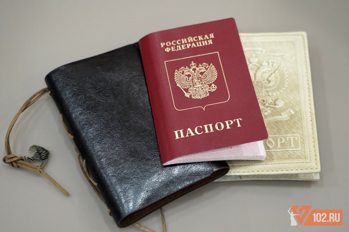 В целях безопасности МВД России порекомендовала не распространять свое ФИО и дату рождения в социальных сетях Важно в публичных профилях в соцсетях не давать критический объем персональных данных который позволит получить дополнительную информацию Не рекомендуется использовать полностью ФИО и дату рождения приводит слова из документа ТАСС Кроме того для безопасности в полиции рекомендуют не выкладывать номер собственного телефона