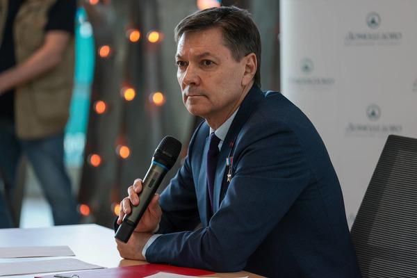 В Роскосмосе сообщили о назначении Кононенко главой Центра подготовки космонавтов Он будет временно исполнять обязанности с 10 ноября Прежний руководитель Максим Харламов покидает должность по собственному желанию уточнили в госкорпорации Олег Кононенко самый опытный из действующих российских космонавтов С сентября 2023 года по сентябрь 2024 го он выполнял свою пятую миссию в ходе которой стал первым землянином пробывшим на орбите в сумме 1 000 суток По возвращении с орбиты его суммарный налёт составил почти 1 111 суток В августе Кононенко заявил что возобновил тренировки и начал подготовку к новому полёту Подписаться на Говорит Москва Telegram VK MAX