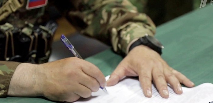 Глава Республики Алтай Андрей Турчак подписал указ об увеличении региональной выплаты военнослужащим, которые заключат контракт с Минобороны РФ в регионе на срок не менее года. Выплата увеличена в два раза - с 400 до 800 тысяч рублей, новая мера поддержки действует уже с 1 июля, сообщил Турчак в соцсетях. Таким образом с учётом президентских выплат и выплаты за первый месяц службы общая сумма составит 1,45 млн рублей.