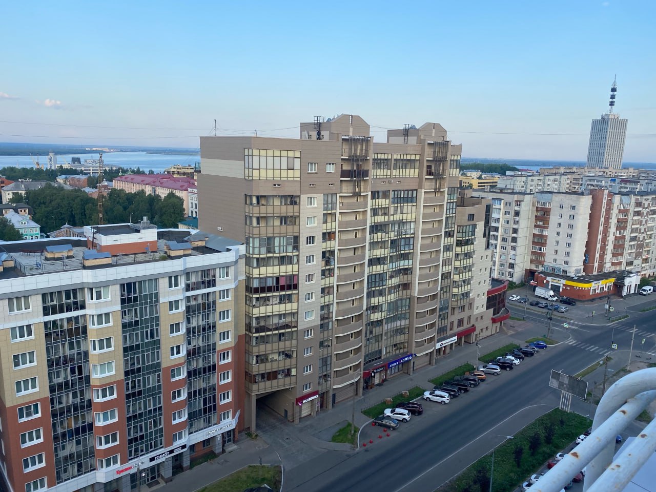 Бюджет Архангельской области пополнили деньги, взысканные с недобросовестного подрядчика  Проведённой прокуратурой Архангельской области и автономного округа проверкой в сфере исполнения законодательства о контрактной системе в сфере закупок установлены основания для взыскания ущерба, причиненного РФ в лице регионального Министерства здравоохранения и государственному бюджетному учреждению здравоохранения «Архангельская клиническая психиатрическая больница».  Об этой истории известно следующее. По результатам проведённого аукциона больница заключила госконтракт с ООО «Возрождение» на поставку дизельного топлива стоимостью 26,6 млн рублей. Однако организация так и не смогла выполнить условия контракта, в связи с чем госучреждение отказалось от его исполнения в одностороннем порядке, заключив договор с иной подрядной организацией стоимостью 41 млн рублей.  Чтобы защитить имущественные права региона, прокуратура обратилась в Арбитражный суд Архангельской области, требуя взыскать с «Возрождения» ущерб в виде понесенных убытков в размере разницы в стоимости первоначального и замещающего контракта, составившей 8,8 млн рублей.  В итоге суд взыскал с ООО «Возрождение» в доход бюджета Поморья 7,9 млн рублей, а в пользу больницы — 883 тысячи рублей.  Решение суда не вступило в законную силу, — пояснили в пресс-службе надзорного органа.