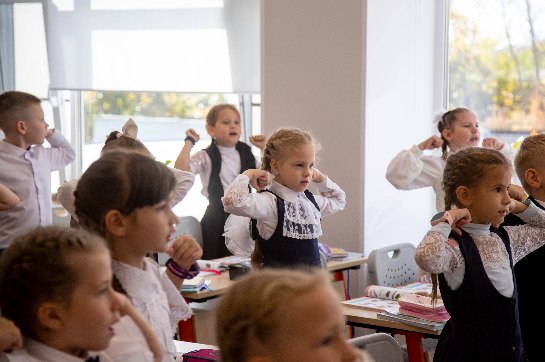В школах Амурской области в новом учебном году откроют 233 группы продленного дня для учеников начальных классов Сеть продленок для школьников 1 4 классов расширят Как сообщает Минобрнауки Амурской области сейчас продленки посещают свыше 4 5 тысячи детей Благодаря финансированию из областного бюджета такие занятия для младшеклассников бесплатные Родители покрывают расходы лишь на питание за исключением льготных категорий в их числе многодетные семьи и участники СВО К 2030 году в Амурской области планируют создать еще более 100 групп продленного дня Напомним осенью 2025 года в рамках нацпроекта Молодежь и дети было создано 209 групп продленного дня