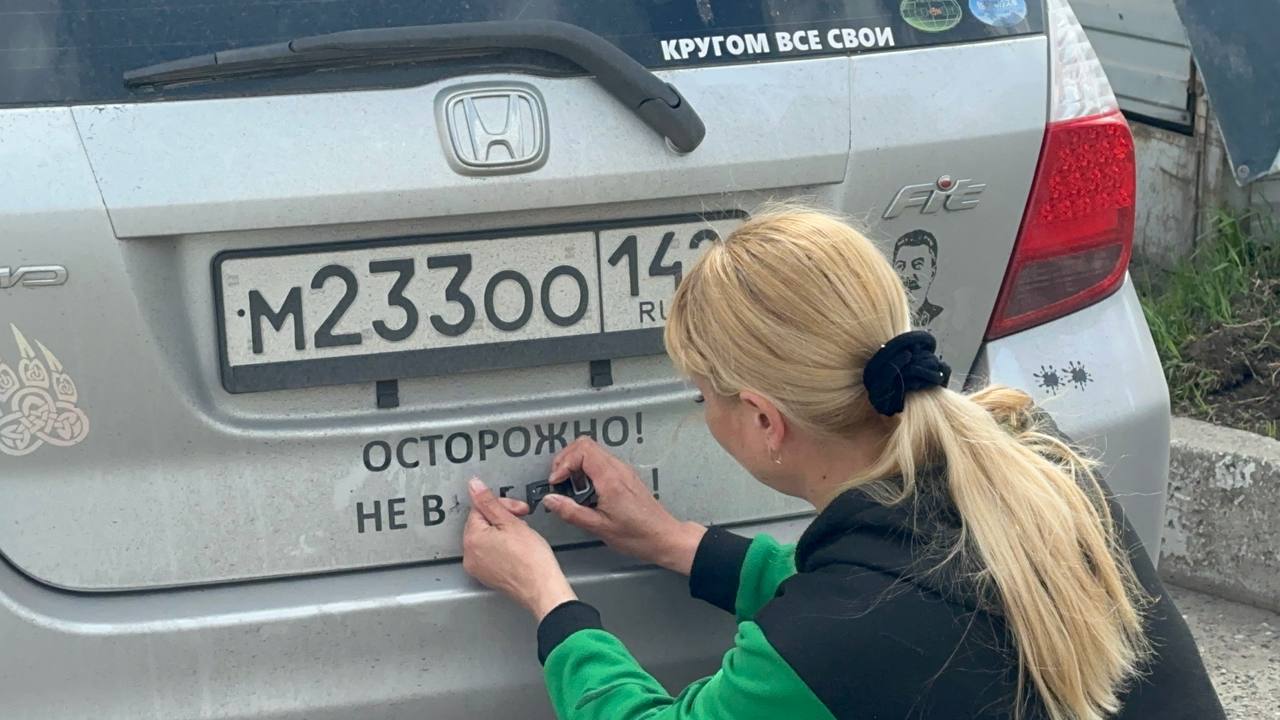 «Осторожно, не въе итесь!»: в Новокузнецке водителя оштрафовали за матерные наклейки на машине. Местные жители в сети пожаловались на автомобиль, обклеенный наклейками с нецензурными надписями. Сотрудники организовали проверку, в ходе которой информация подтвердилась. Автомобиль остановили, за рулем находилась 41-летняя местная жительница. По словам нарушительницы, нецензурные надписи на транспорт ради шутки наклеил ее супруг. В отношении водителя составили протокол по ст. 12.20 КоАП РФ — штраф 500 р. и по ст. 20.1 КоАП РФ «Мелкое хулиганство» — штраф 1000 рублей.