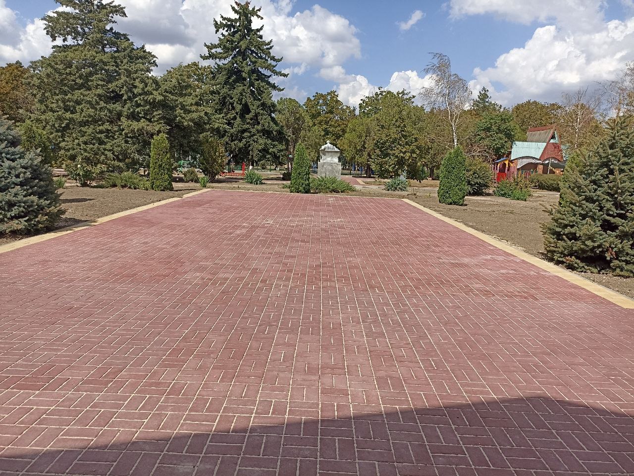 В детском саду 1 станицы Копанской проведено масштабное благоустройство территории Работы проведены за денежные средства выделенные из краевого бюджета по предложению парламентария Сергея Белана Полностью обновили покрытие площадок заменив старую плитку на яркую и новую а также проложили удобные дорожки к игровым павильонам Особое внимание уделили центральной части сада где теперь обустроена просторная площадка для проведения интересных мероприятий и праздников Территория стала современной безопасной и комфортной для наших самых маленьких жителей