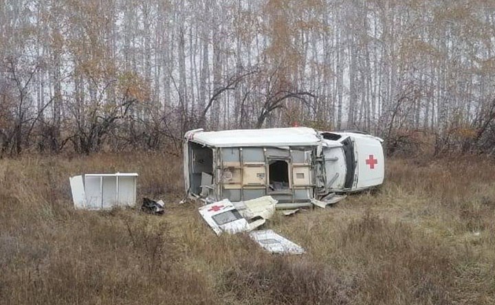 Беременная женщина и еще два человека пострадали в ДТП со скорой помощью в Новосибирской области Проверка проводится после ДТП с автомобилем скорой помощи в Краснозёрском районе Новосибирской области сообщает прокуратура По данным ведомства в результате пострадали водитель фельдшер и роженица которую везли в перинатальный центр в Карасук Они доставлены в ГБУЗ Краснозёрская ЦРБ для оказания медицинской помощи Авария напомним произошла утром 22 октября на 306 м километре автодороги Новосибирск Кочки Павлодар В ходе ДТП машина опрокинулась По предварительной информации водитель скорой помощи не справился с управлением отметили в прокуратуре Фото прокуратуры Новосибирской области Подписаться Прислать новость Помочь бустами