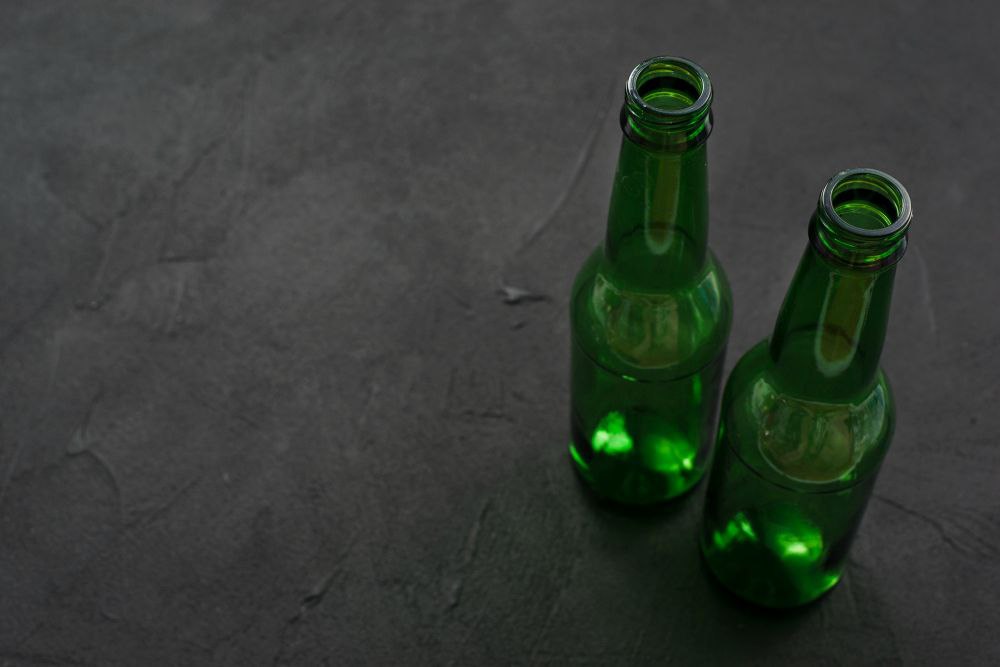 Колымчанка в ходе пьяной ссоры забила знакомого до смерти бутылками Следствием установлено что в конце ноября 2025 года у обвиняемой в ходе распития спиртных напитков со знакомым произошёл конфликт на почве личных неприязненных отношений 44 летняя колымчанка приискав две пустые стеклянные бутылки нанесла ими множественные удары знакомому по различным частям тела Подписаться на ВМ в MAX   vmagadanpress com колымчанка в ходе пьяной ссоры забила